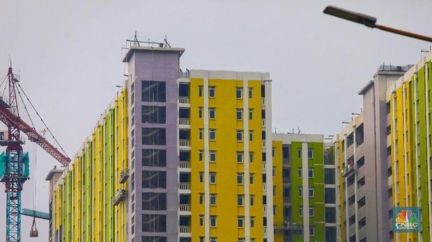 Pekerja menaiki gondola proyek Rumah Susun Sewa (Rusunawa) Pasar Rumput, Jakarta, Rabu (20/2/2018). Kementerian Pekerjaan Umum dan Perumahan Rakyat (KemenPUPR), melalui Direktorat Jenderal Penyediaan Perumahan menargetkan, pembangunan Rusunawa Pasar Rumput, di Provinsi DKI Jakarta selesai tahun ini. Rusunawa Pasar Rumput ini nantinya akan digunakan sebagai tempat tinggal masyarakat berpenghasilan rendah (MBR) di Jakarta. (pojokdepok.com Andrean Kristianto)