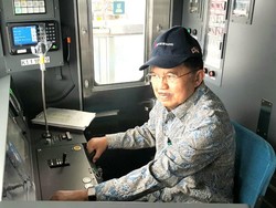 Momen Jusuf Kalla Jajal Kursi Masinis MRT Jakarta
