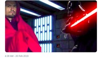 Dejan Lovren tampak di tribun dengan balutan kain merah. Penampilannya dikait-kaitkan dengan Jedi dalam film Star Wars. (Foto: Istimewa)