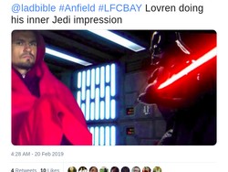 Dejan Lovren tampak di tribun dengan balutan kain merah. Penampilannya dikait-kaitkan dengan Jedi dalam film Star Wars. (Foto: Istimewa)