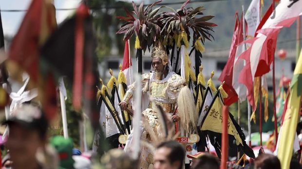 Perayaan Cap Go Meh 2019 Seorang Tatung melakukan atraksi saat mengikuti Pawai Perayaan Cap Go Meh 2570/2019 di Singkawang, Kalbar, Selasa (19/2/2019). Sebanyak 860 Tatung (dukun Tionghoa yang kerasukan arwah leluhur) turut memeriahkan perayaan Cap Go Meh 2019 yang telah menjadi agenda wisata tahunan di Kota Singkawang, Kalbar. ANTARA FOTO/David/jhw/wsj.