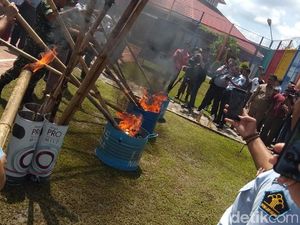 Ribuan HP Milik Napi di Lapas Jambi Dibakar Ribuan HP Milik Napi di Lapas Jambi Dibakar