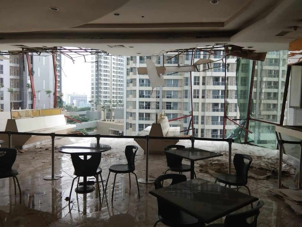 Potret Hancurnya Food Court di Mal Taman Anggrek Potret Hancurnya Food Court di Mal Taman Anggrek
