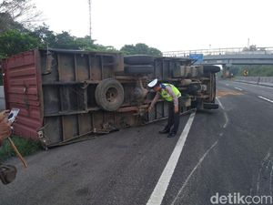 Ini Bahaya Mobil Kecil Dekat-dekat Kendaraan Besar