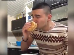 Kocak! Sebelum Makan Apel Pria yang Lagi Diet Ini Hirup Aroma Gurih Burger