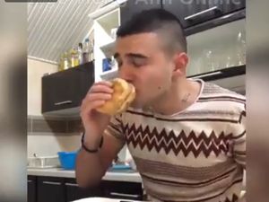 Kocak! Sebelum Makan Apel Pria yang Lagi Diet Ini Hirup Aroma Gurih Burger Kocak! Sebelum Makan Apel Pria yang Lagi Diet Ini Hirup Aroma Gurih Burger