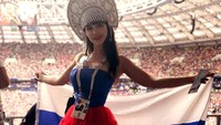 Maria Liman juga fans garis keras Timnas Rusia. Ini aksinya kala nonton bareng Timnas Rusia di Piala Dunia 2018 kemarin (Instagram)