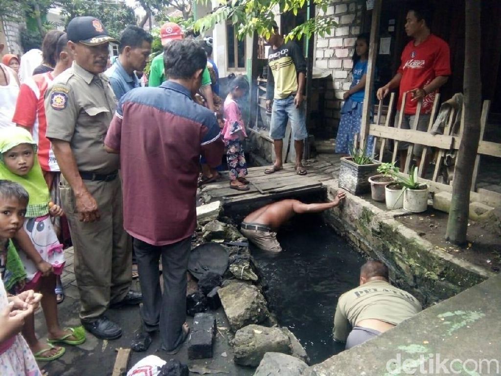 Terpeleset saat Hujan-hujanan, Balita Tewas Tenggelam di Selokan Terpeleset saat Hujan-hujanan, Balita Tewas Tenggelam di Selokan