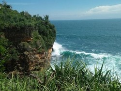 Teras Kaca: Memacu Adrenalin di Pantai Nguluran