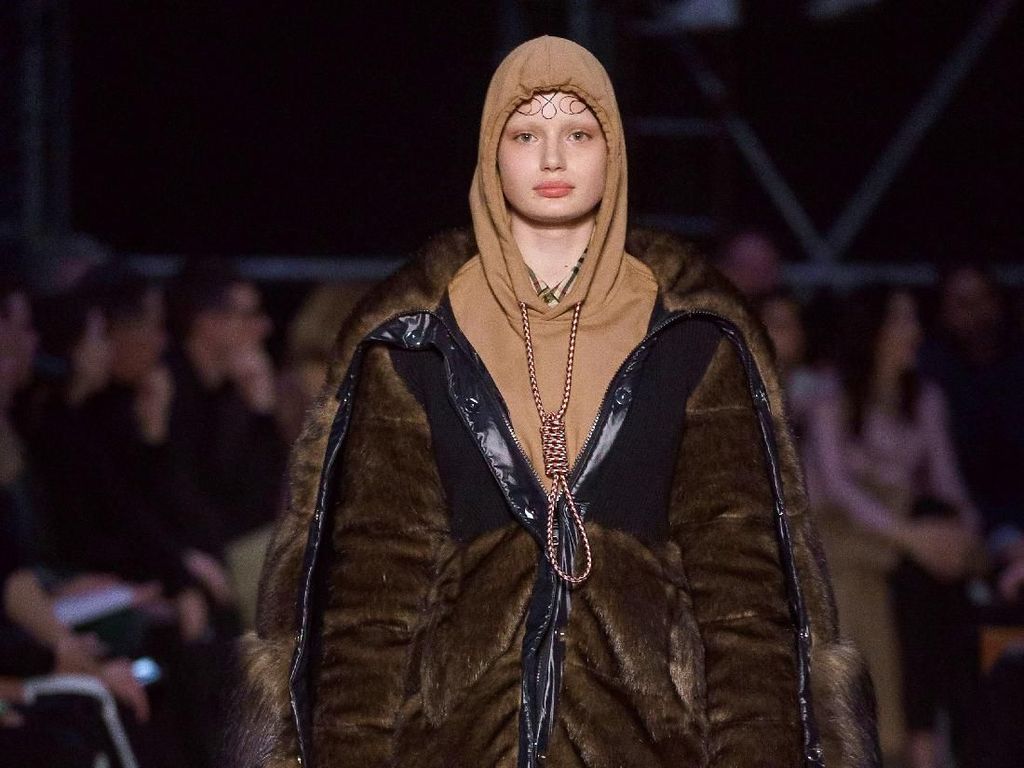 Tampilkan Kalung Tali Gantung Diri, Burberry Jadi Kontroversi Tampilkan Kalung Tali Gantung Diri, Burberry Jadi Kontroversi
