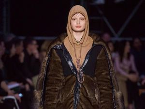 Tampilkan Kalung Tali Gantung Diri, Burberry Jadi Kontroversi Tampilkan Kalung Tali Gantung Diri, Burberry Jadi Kontroversi