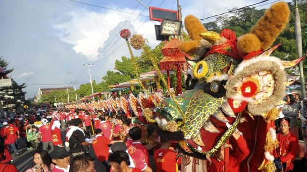 Warga keturunan Tionghoa menggotong 