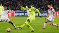 Ancaman Barcelona juga datang dari Ousmane Dembele. Tapi tendangan Dembele diblok kiper Lyon, Anthony Lopes. Foto: Jean-Paul Pelissier/REUTERS
