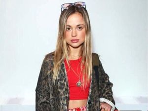 Gaya Amelia Windsor, Sepupu Cantik Pangeran Harry Eksis di Pekan Mode London Gaya Amelia Windsor, Sepupu Cantik Pangeran Harry Eksis di Pekan Mode London