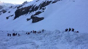 Puluhan Orang Terjebak Akibat Longsor Salju di Swiss