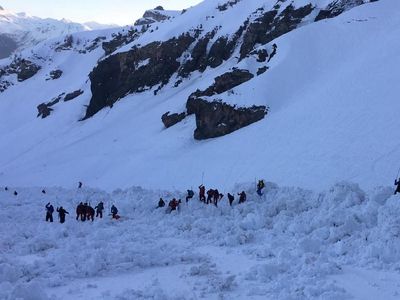 Puluhan Orang Terjebak Akibat Longsor Salju di Swiss