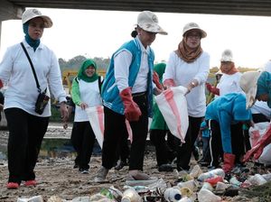 Gaya Ibu Iriana Jokowi Saat Bersih-bersih Pantai Ambon
