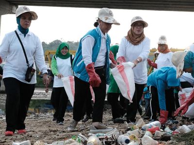 Gaya Ibu Iriana Jokowi Saat Bersih-bersih Pantai Ambon