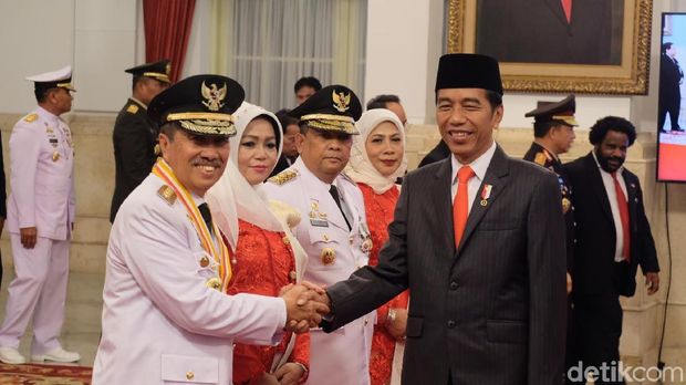 Jokowi Lantik Syamsuar-Edy Jadi Gubernur-Wagub Riau