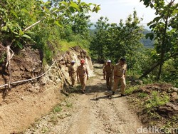 Foto Ibu Hamil Ditandu Viral, Kades: Supaya Lebih Aman