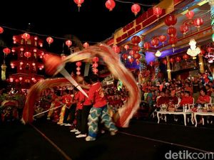 Festival Imlek Banyuwangi, Barongsai Tampil dengan Barong Using