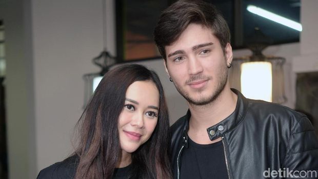 Hamil 5 Bulan, Aura Kasih Tak Takut Bentuk Tubuhnya Berubah