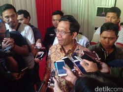 Andi Arief Ancam Seret ke Jalur Hukum, Mahfud Md Tertawa