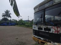 Bus PPD tua (putih) dan bus baru PPD untuk Transjakarta (biru). 