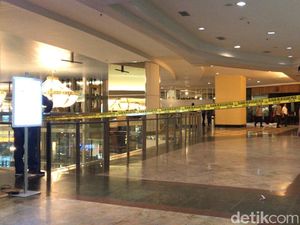 Police Line Dipasang di Lokasi Ledakan Mal Taman Anggrek Police Line Dipasang di Lokasi Ledakan Mal Taman Anggrek