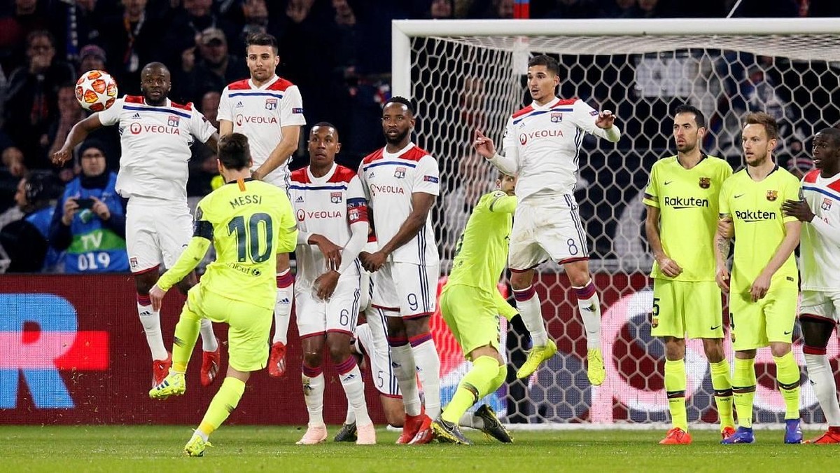 Aksi dalam laga Lyon vs Barcelona. (Foto: Emmanuel Foudrot/Reuters)