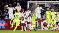 Tampil agresif sejak awal, Barcelona dapat sejumlah peluang untuk mencetak gol. Salah satunya lewat tendangan bebas Lionel Messi di depan kotak penalti Lyon pada menit ketiga. Namun tendangannya melambung. Foto: Emmanuel Foudrot/Reuters