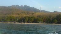 Foto: Pantai Pasir Putih Situbondo dan Sandiaga Uno