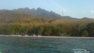 Foto: Pantai Pasir Putih Situbondo dan Sandiaga Uno