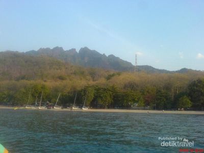 Foto: Pantai Pasir Putih Situbondo dan Sandiaga Uno