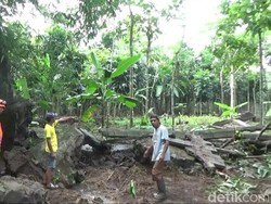 Banjir Bandang Terjang Rumah Warga di Tasikmalaya