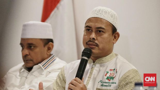 Ketua Umum PAN Zulkifli Hasan bersama Ketua presidium alumni 212, Ustadz Slamet Maarif di pertemuan Deklarasi Persaudaraan PA 212 dengan Partai PAN untuk mendukung pencalegan. Jakarta. Rabu 20 Februari 2019. CNN Indonesia/Andry Novelino