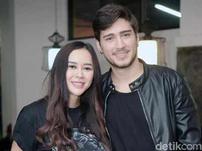 Gaya Kompak Aura Kasih dan Suami Bulenya