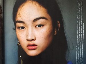 Potret Li Jingwen, Model Zara yang Jadi Viral Gara-gara Freckles