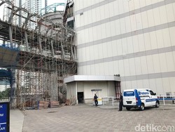 Serpihan Kaca Imbas Ledakan Berserakan di Samping Mal Taman Anggrek