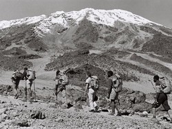 Kisah Inspirasi 7 Pendaki Buta Naik Gunung Kilimanjaro