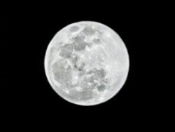 Foto Super Snow Moon Ini Dijepret Pakai Huawei P30 Pro?