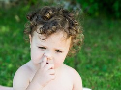 Cara Tepat Menyikapi Anak yang Hobi Ngupil di Depan Umum