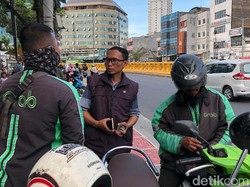 Video: Driver Ojol Menggapai Senayan Berbekal Pulpen dan Stiker
