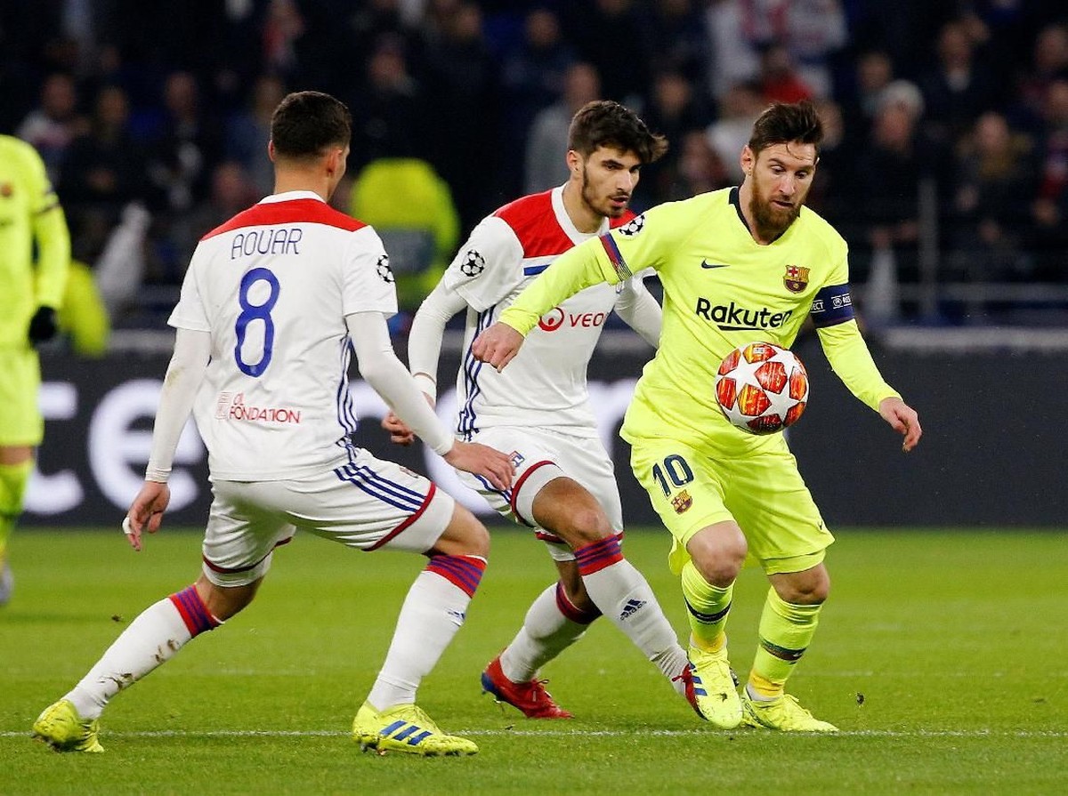 Pemain Barcelona, Lionel Messi, diadang pemain Lyon. (Foto: Jean-Paul Pelissier/Reuters)