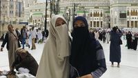 Fenita Arie dan Dhini Aminarti Bercadar Saat Umrah, Disebut Bidadari Surga