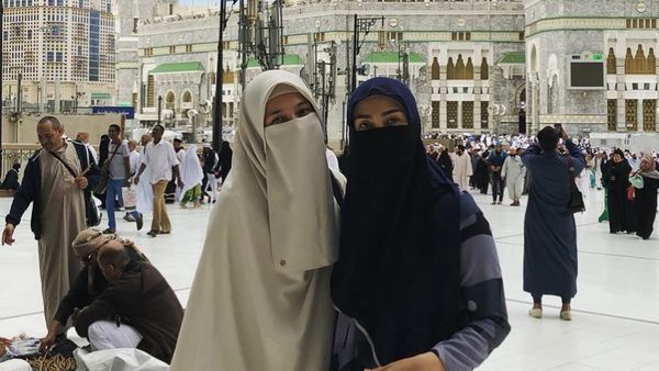 Fenita Arie dan Dhini Aminarti Bercadar Saat Umrah, Disebut Bidadari Surga
