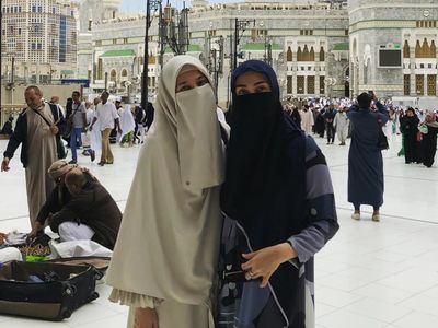 Fenita Arie dan Dhini Aminarti Bercadar Saat Umrah, Disebut Bidadari Surga