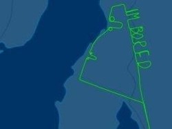 Jejak Pesawat Berbentuk Tulisan Im Bored di Angkasa Adelaide