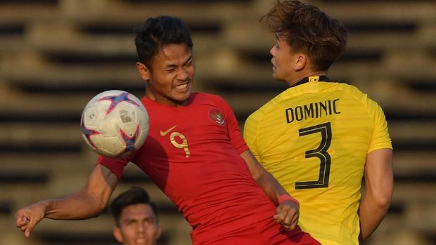 Pemain Timnas U-22 Muhammad Dimas Drajad (kedua kanan) menyundul bola dengan pemain Malaysia Dominic Tan Jun Jin (kanan) dalam pertandingan Grup B Piala AFF U-22 di Stadion Nasional Olimpiade Phnom Penh, Kamboja, Rabu (20/2/2019). Pertandingan berakhir imbang dengan skor 2-2. ANTARA FOTO/Nyoman Budhiana/ama.