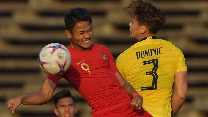 TIMNAS U-22 INDONESIA IMBANG LAWAN MALAYSIA Pemain Timnas U-22 Muhammad Dimas Drajad (kedua kanan) menyundul bola dengan pemain Malaysia Dominic Tan Jun Jin (kanan) dalam pertandingan Grup B Piala AFF U-22 di Stadion Nasional Olimpiade Phnom Penh, Kamboja, Rabu (20/2/2019). Pertandingan berakhir imbang dengan skor 2-2. ANTARA FOTO/Nyoman Budhiana/ama.